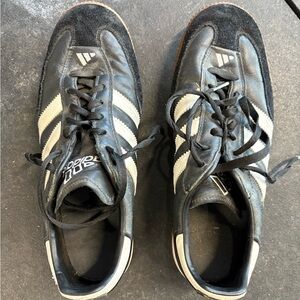 Preowned men’s Adidas Samba indoor soccer shoe. Size 10.